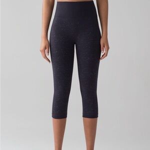 Lululemon Free To Flow Crop. Midnight Navy/White Speckled Cropped Leggings